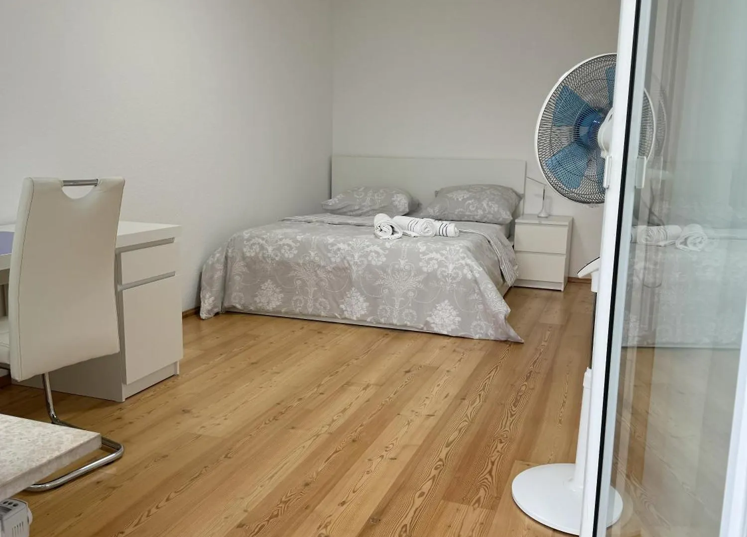 Sunny Apartment With Pool Access München