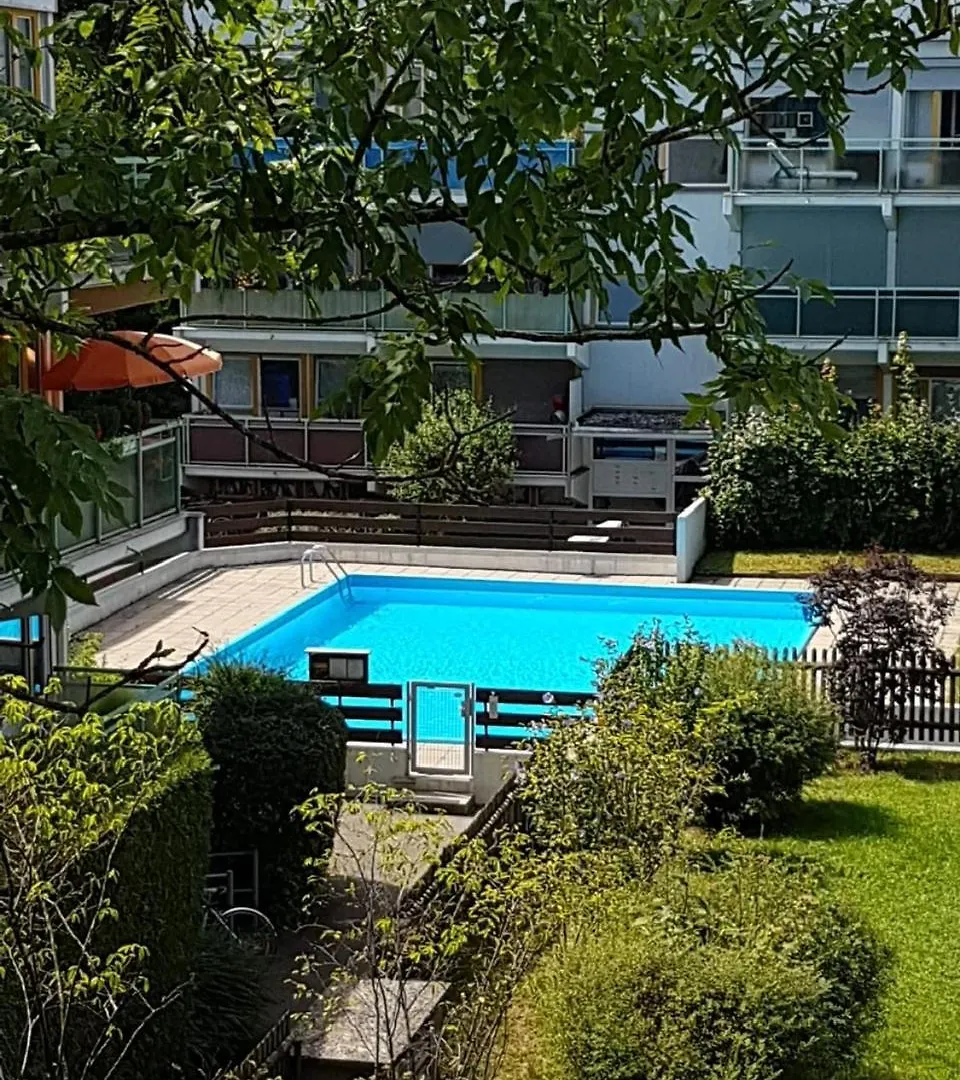 Sunny Apartment With Pool Access München