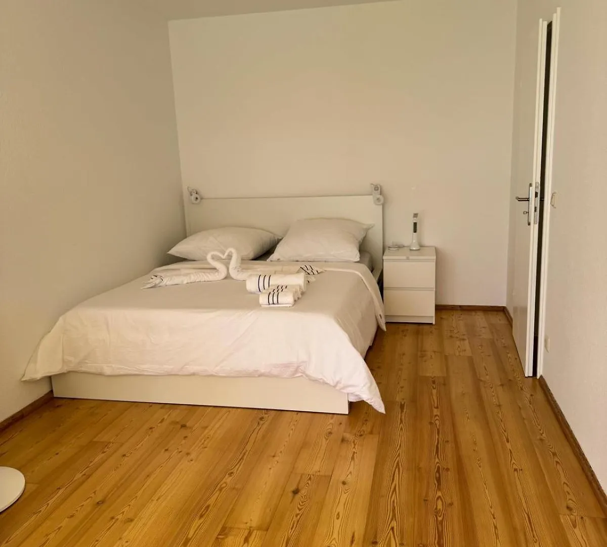 Sunny Apartment With Pool Access München
